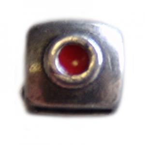 Rectángulo 7x6mm con esmalte rojo,int.5x2mm