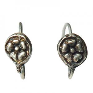 Hook earring with disk with a sculped flower of 7mm
